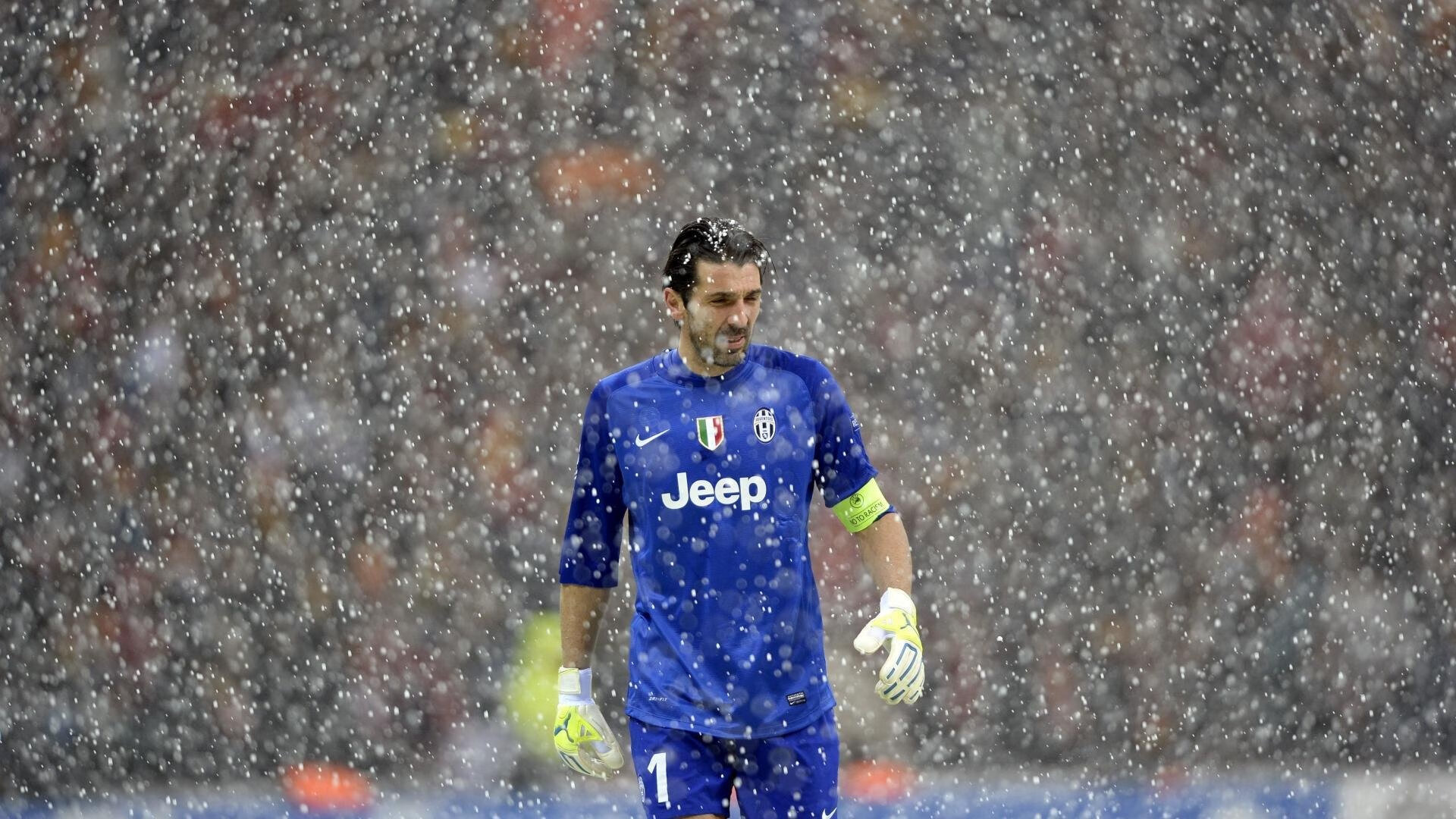 “中国足球产业年度峰会成功举行，行业前景被看好”，足球产业规模